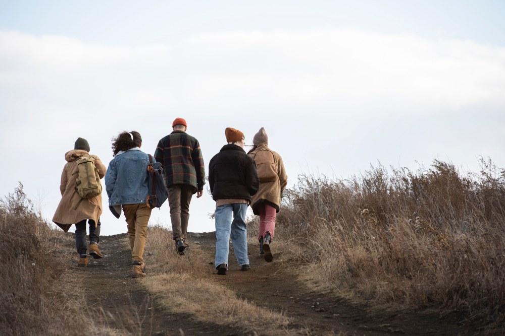 Friends walking together. Image 20552175 from freepik.com