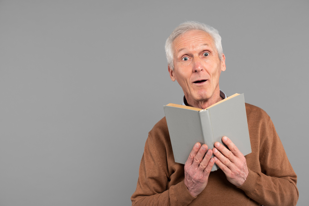 A man surprised by what he's reading, Image 20728513 from Freepik