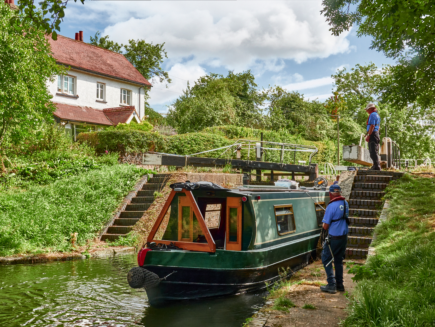 Narrowboat at Tring locks, image with permission of Richard Jones.