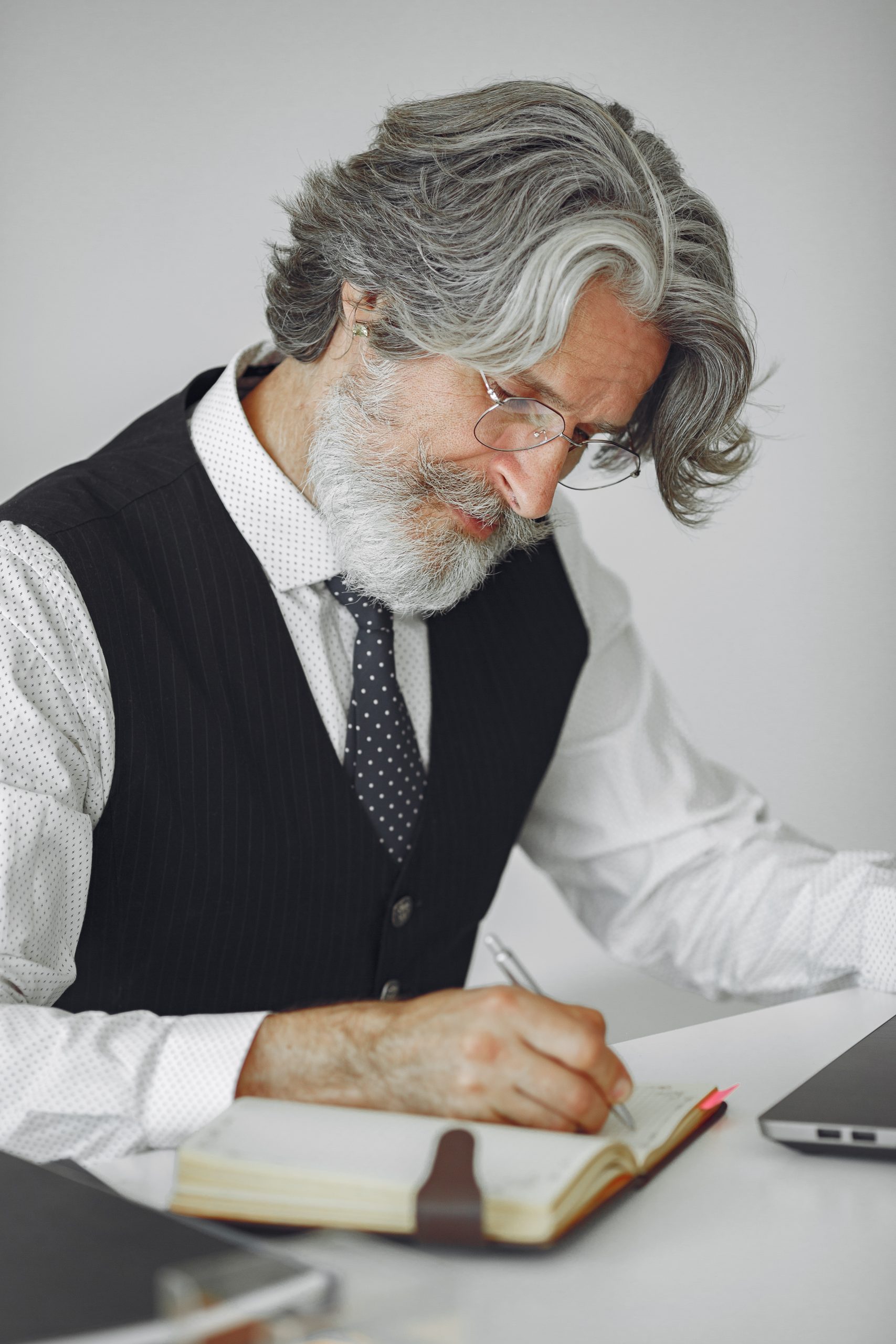 A man writing in his diary Image 10063367 by prostooleh on Freepik