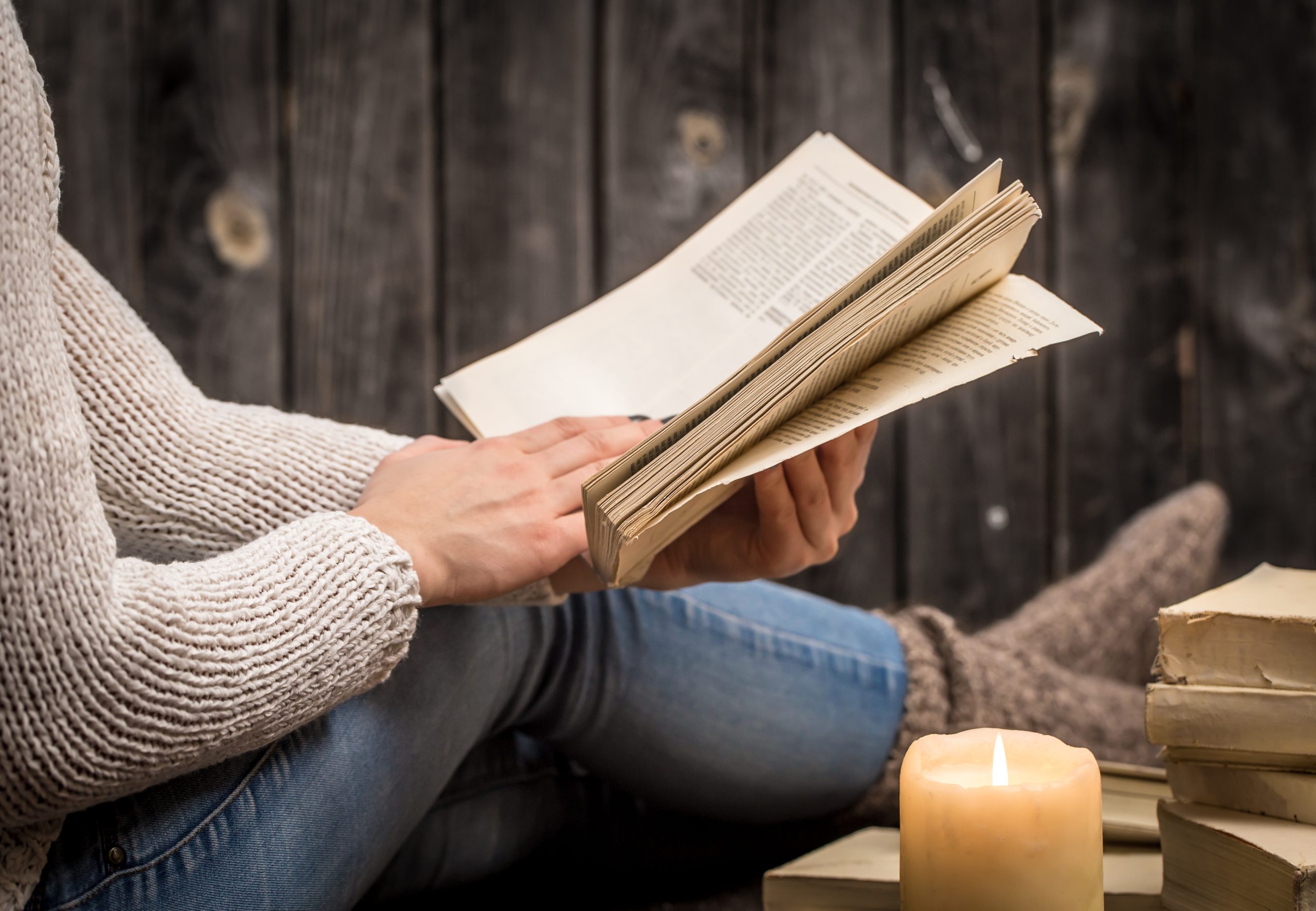 Woman reading a book Image by pvproductions on Freepik (9434032)