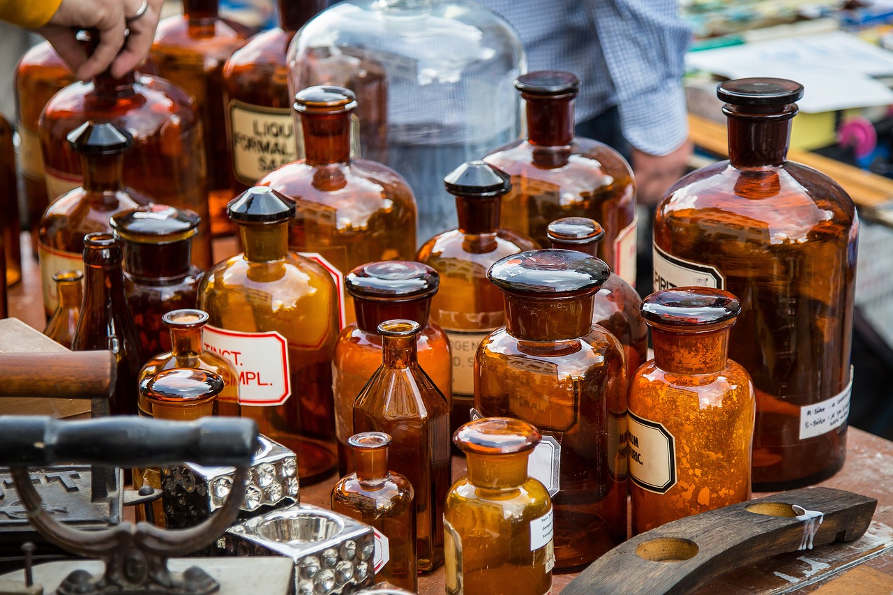 Antique bottles at a flea market, image 2759043 by Th G from Pixabay