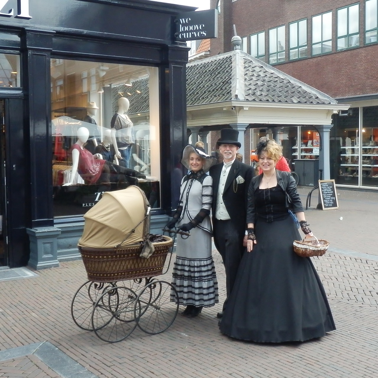 Actors wearing Victorian dress, Image by Victoriaans Winkelen Kinderwagen - Gratis foto op Pixabay.html