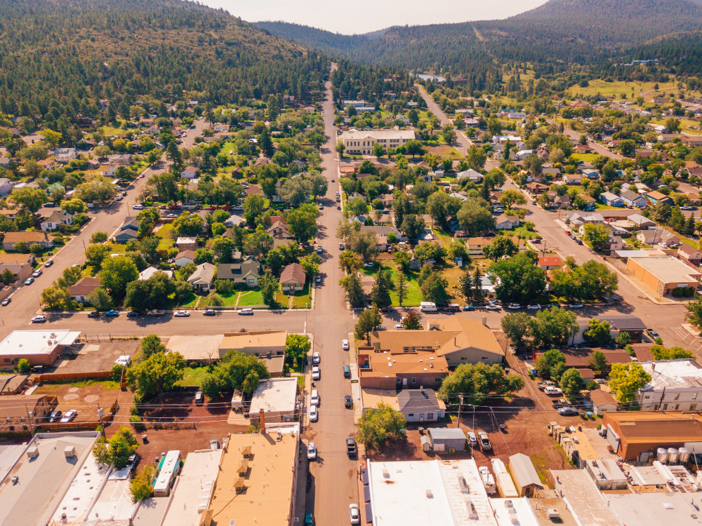 Aerial shot of williams city center in arizona, a shot of the cityscape wirestock from Freepik